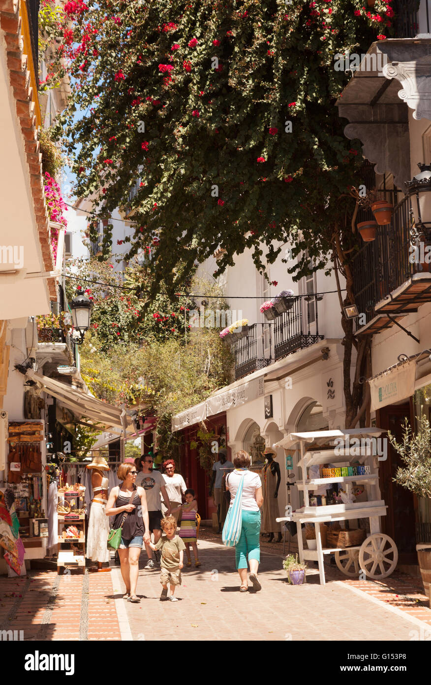 La población local y los turistas caminando por la calle, la ciudad vieja de Marbella, Marbella, Costa del Sol, Andalucía, España Europa Foto de stock