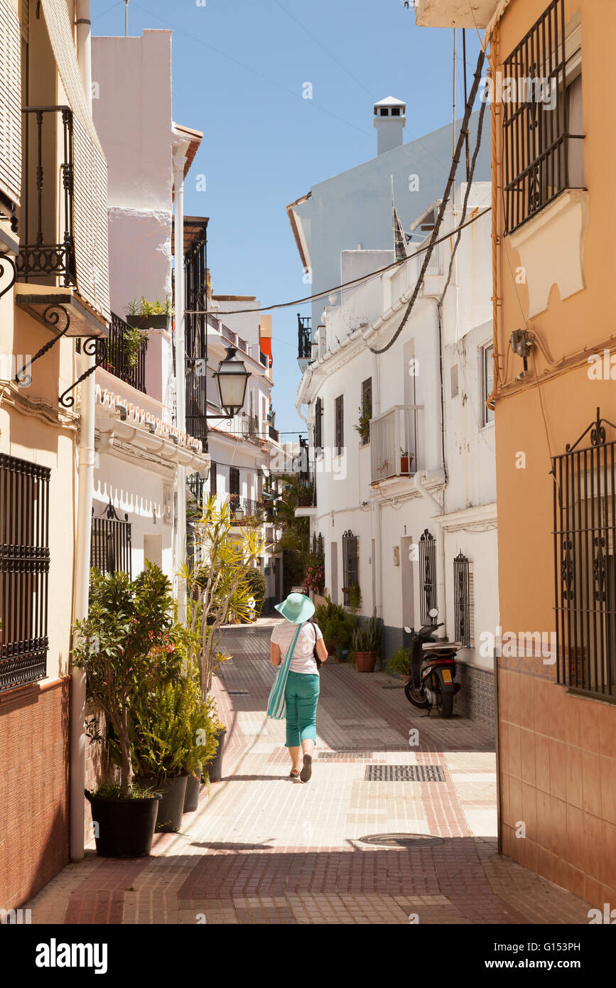 Una mujer turista caminando por las calles de la ciudad vieja de Marbella, Marbella Andalucía España Europa Foto de stock