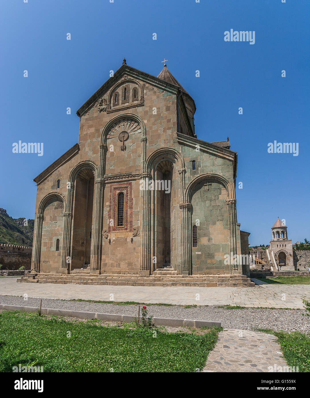 Detrás de la Catedral de Sveti-Tskhoveli en la ciudad georgiana de Mtskheta. Foto de stock