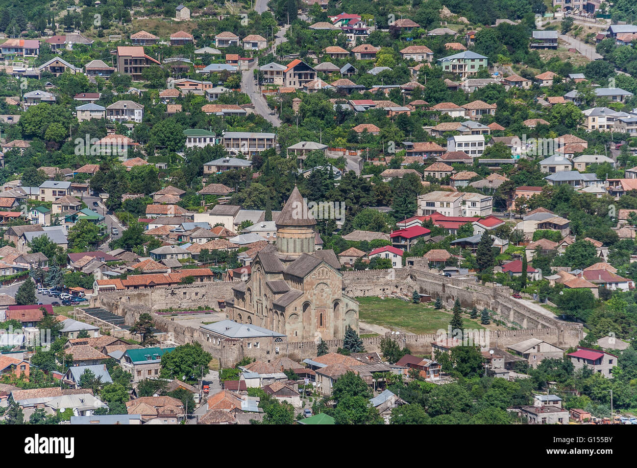 Vistas a la Catedral de Svetitskhoveli desde lo alto de una colina en Mtskheta, Georgia Foto de stock