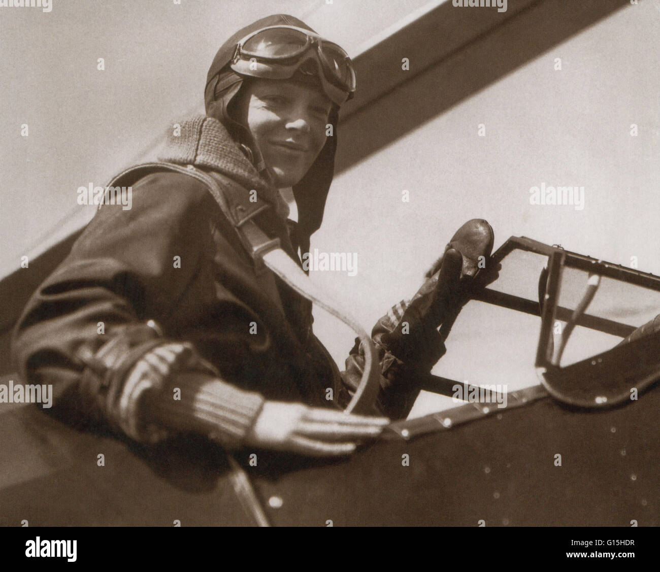 María Amelia Earhart (Julio 24, 1897 - desapareció el 2 de julio de 1937) fue un pionero de la aviación americana. Después de tomar lecciones de pionero de la aviación Neta Snook en un Curtiss Jenny, Earhart establecidos para romper los registros de vuelo, rompiendo las mujeres altitud registros en 1922 Foto de stock