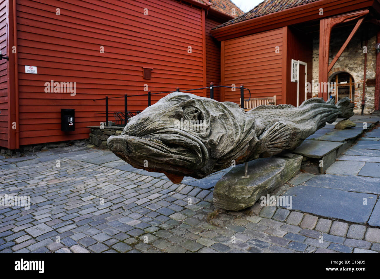 Estatua tallada en madera de un stock de peces un tipo de bacalao, trimestre Hanseática, Bryggen, Bergen, Noruega Hordaland, Escandinavia, Europa Foto de stock