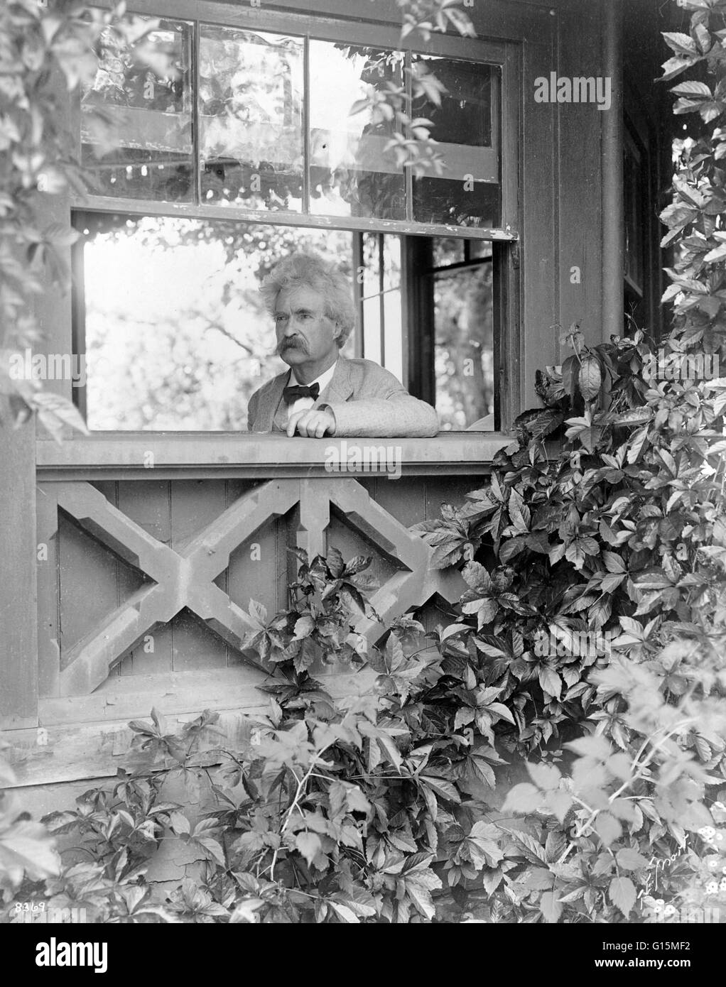 Imprimir titulado: 'Mark Twain, cabeza y hombros retrato, mirando hacia la izquierda, mirando por la ventana, 1903." Samuel Langhorne Clemens (30 de noviembre de 1835 - 21 de abril de 1910), mejor conocido por su nombre de pluma de Mark Twain, fue un autor americano y humorista. Él es el más señaló Foto de stock