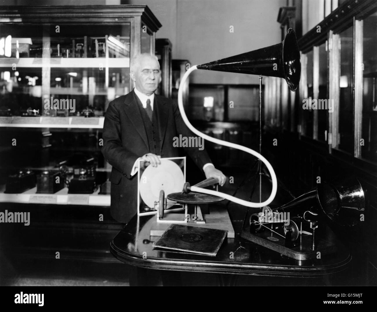 Berliner, con el modelo de la primera máquina tocadiscos que él inventó.  Emile Berliner (Mayo 20, 1851 - 3 de agosto de 1929) fue un inventor  estadounidense nacido en Alemania. Se interesó