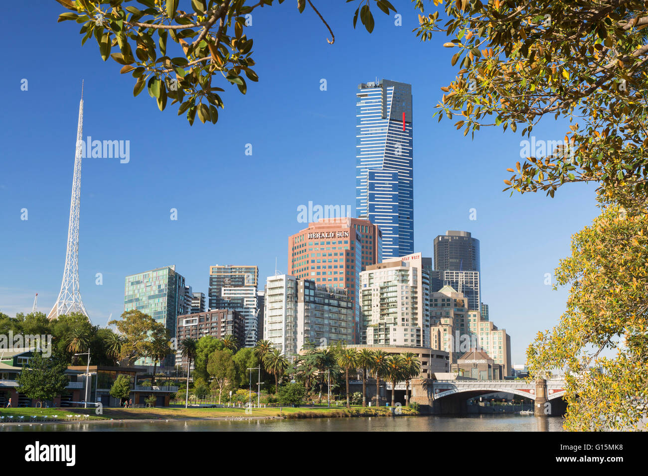 Torre Eureka y el Centro Victoriano de Arte a lo largo de río Yarra, Melbourne, Victoria, Australia, el Pacífico Foto de stock