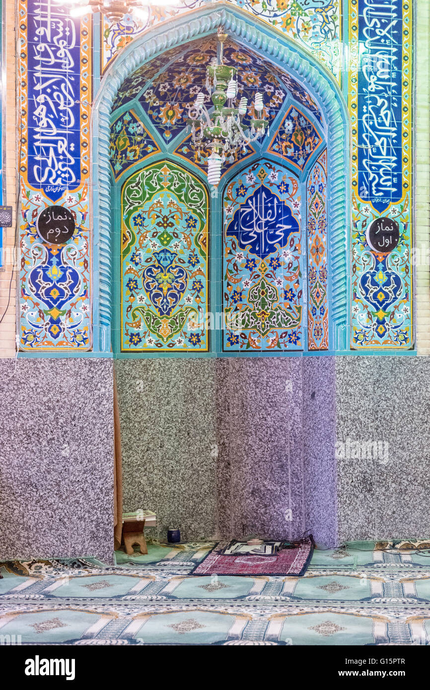 Mihrab es un nicho semicircular en la pared de una mezquita que indica la qibla; es decir, la dirección de la Kaaba en La Meca y de ahí el sentido que los musulmanes deben enfrentar al orar. Esta es una sala de oración en Hamadan, Irán. Foto de stock