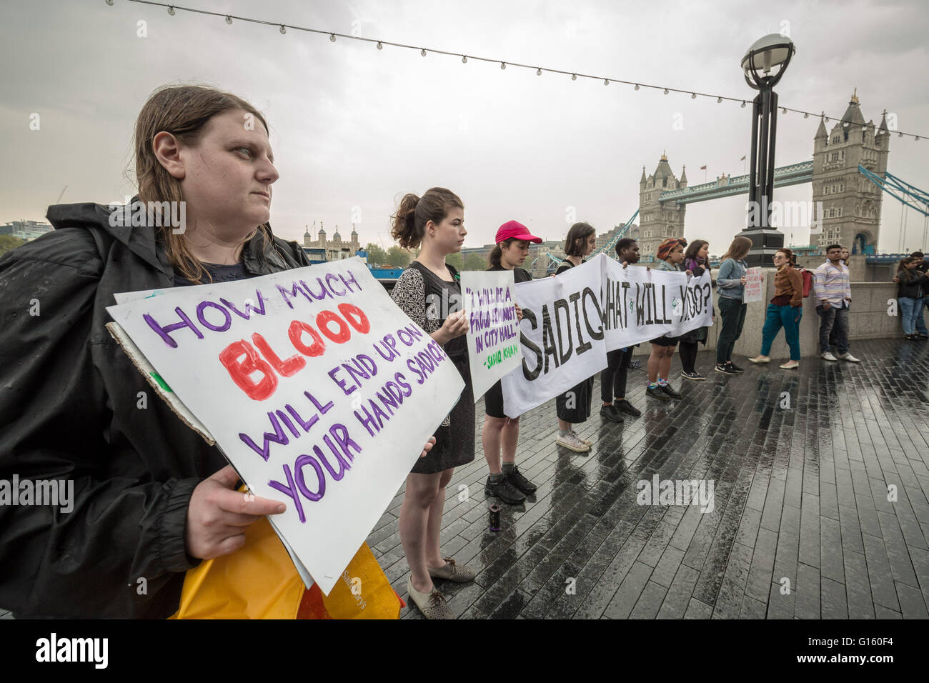 Londres, Reino Unido. 9 de mayo, 2016. Protesta contra la violencia doméstica fuera del Ayuntamiento por hermanas Uncut grupo activista Crédito: Guy Corbishley/Alamy Live News Foto de stock