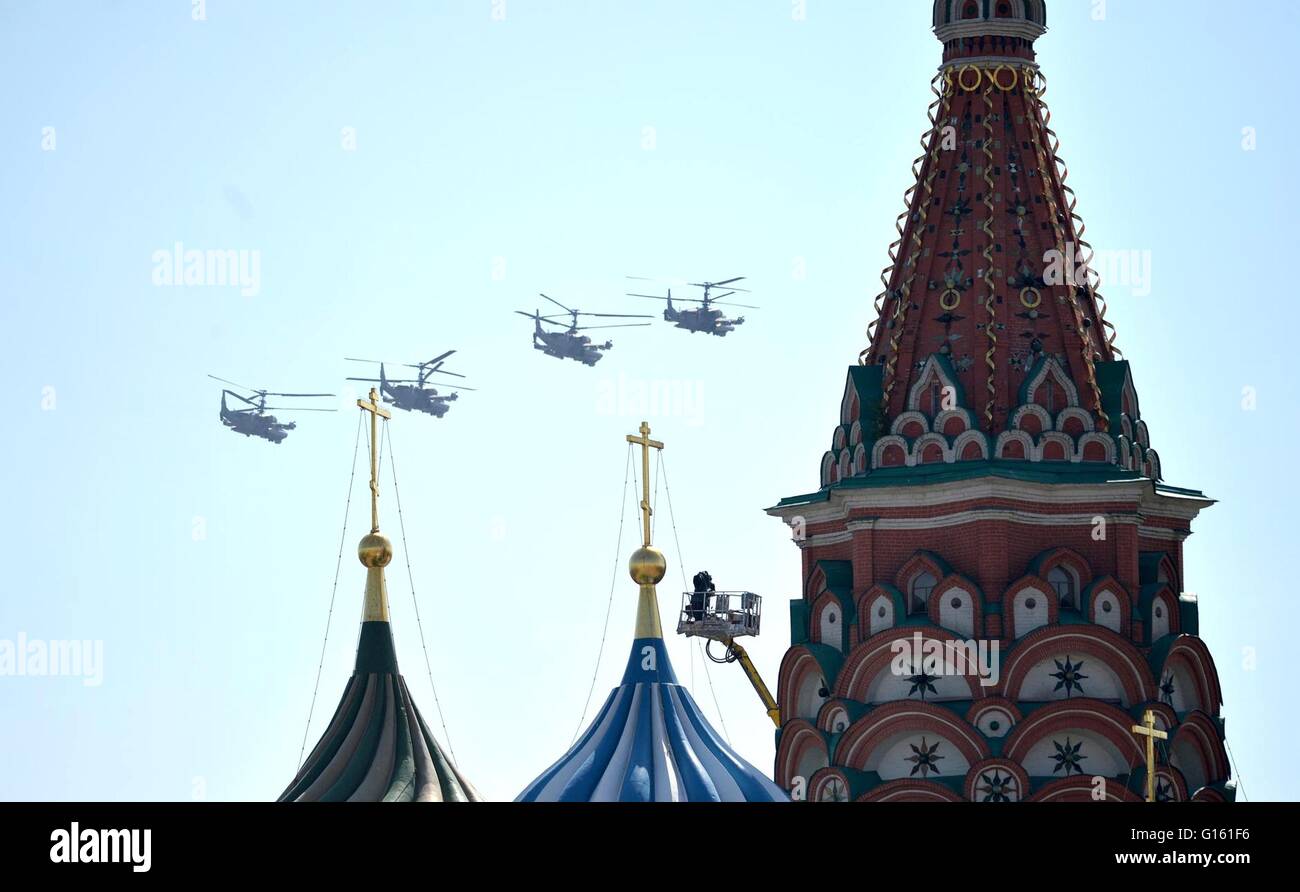 Helicópteros de la fuerza aérea rusa sobrevolar durante el desfile anual del Día de la victoria militar marcando el 71th aniversario del fin de la II Guerra Mundial en la Plaza Roja el 9 de mayo de 2016 en Moscú, Rusia. Foto de stock