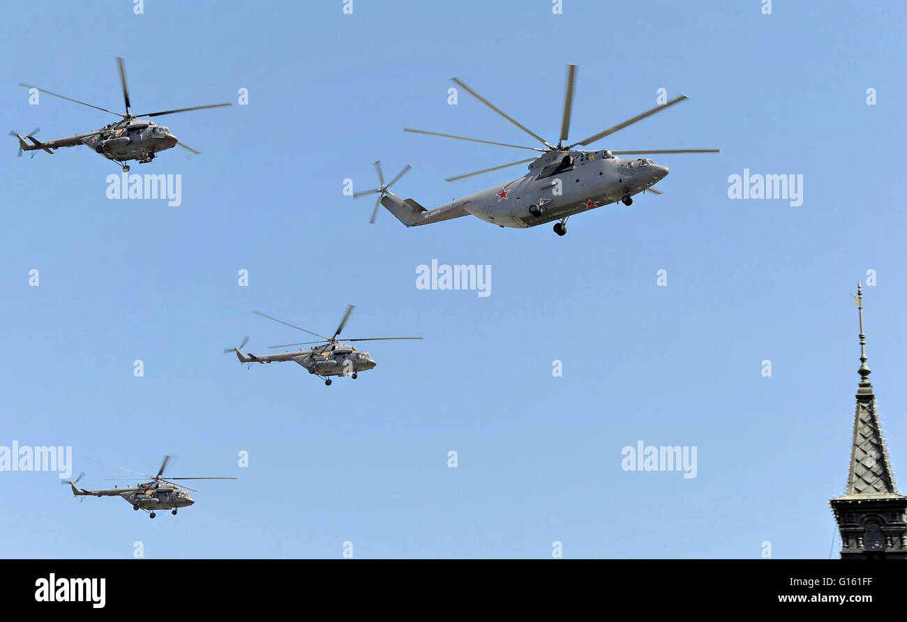 Helicópteros de la fuerza aérea rusa sobrevolar durante el desfile anual del Día de la victoria militar marcando el 71th aniversario del fin de la II Guerra Mundial en la Plaza Roja el 9 de mayo de 2016 en Moscú, Rusia. Foto de stock