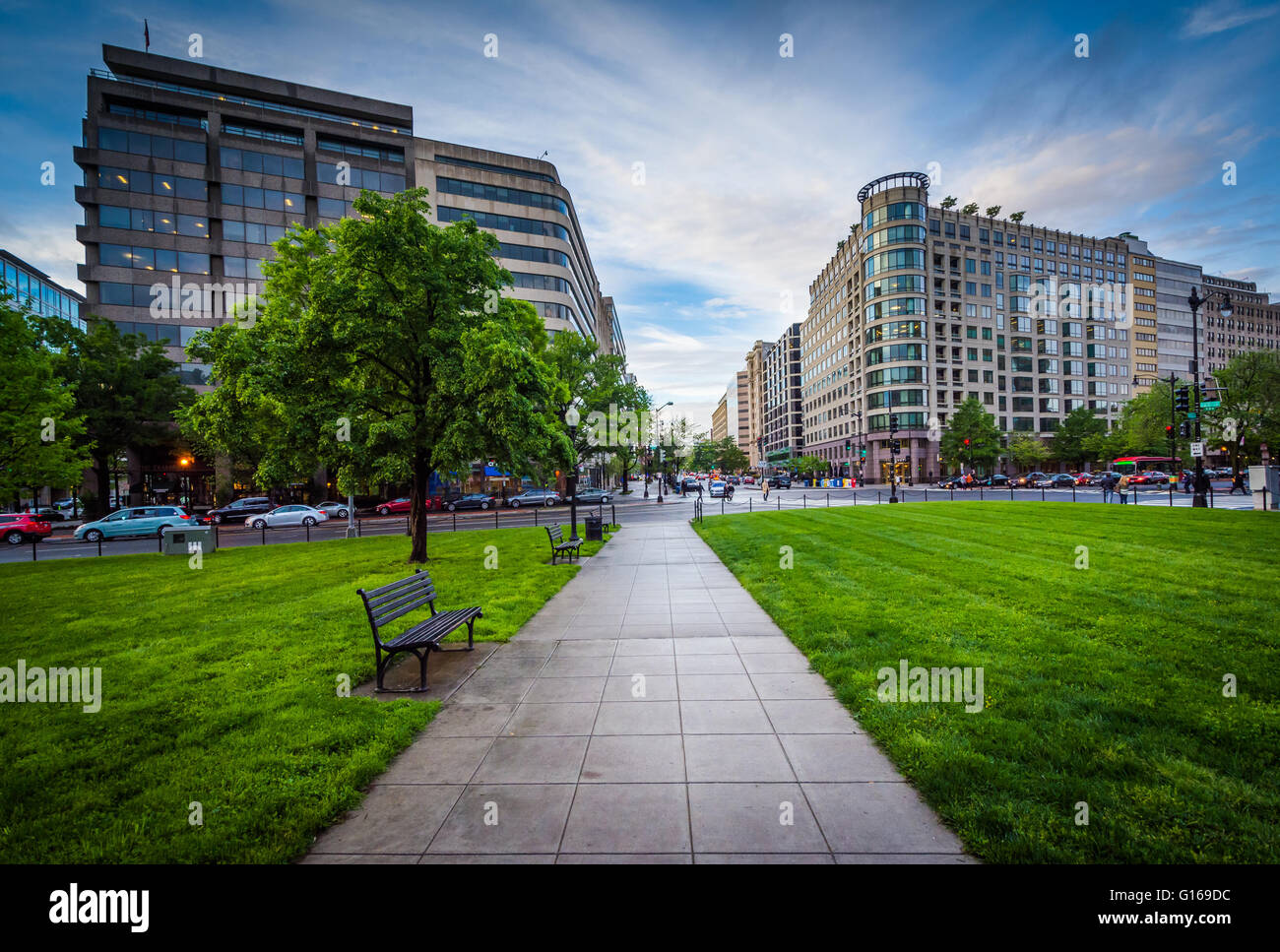 Pasarela y edificios en McPherson Square, en Washington, DC. Foto de stock