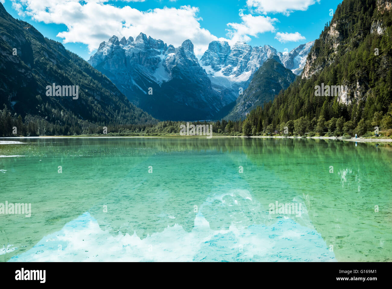 Hermoso lago de montaña en los Dolomitas Foto de stock