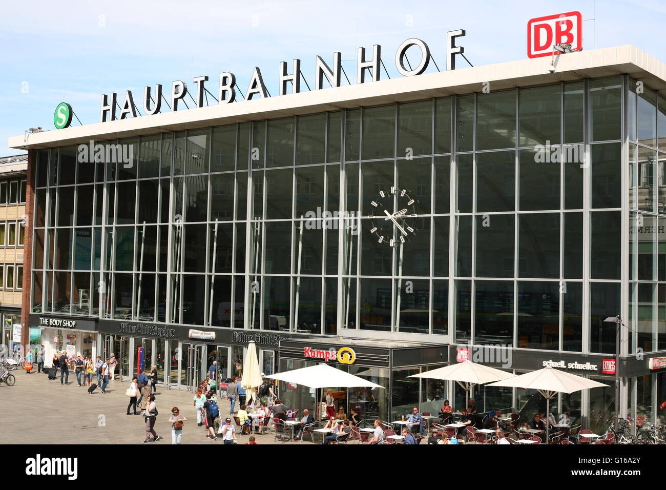 La entrada de la estación central de tren, Hauptbahnhof, en Colonia, Alemania Foto de stock