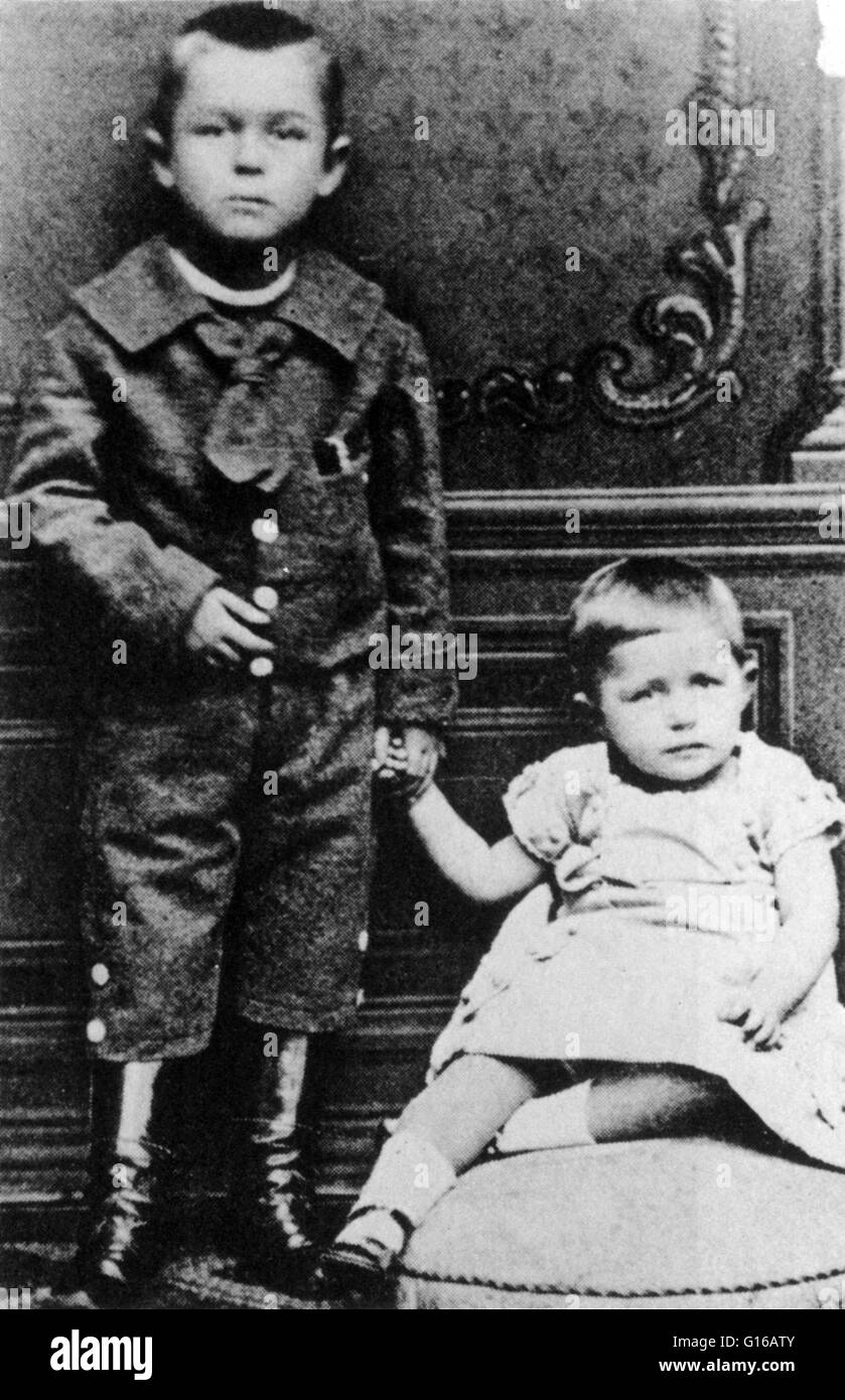 Fotografía sin fechar y Mann con su hermana Julia. Thomas Mann (6 de junio de 1875 - 12 de agosto de 1955) fue un novelista alemán, escritor de cuentos, crítico social, Filántropo, ensayista y Premio Nobel de la paz, conocido por su serie de altamente simbólico e irónico epi Foto de stock