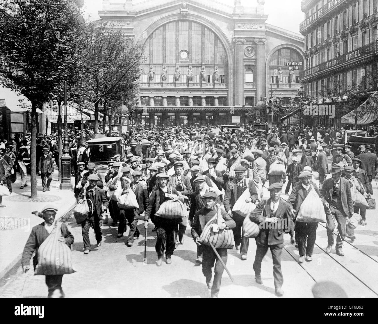 Hombres belgas en frente de la estación Gare du Nord, Paris, Francia, al comienzo de la Primera Guerra Mundial, un reservista es un miembro de una fuerza militar de reserva. Se trata de civiles, y en tiempos de paz tienen carreras fuera del ejército. Suelen ser ex memb Foto de stock