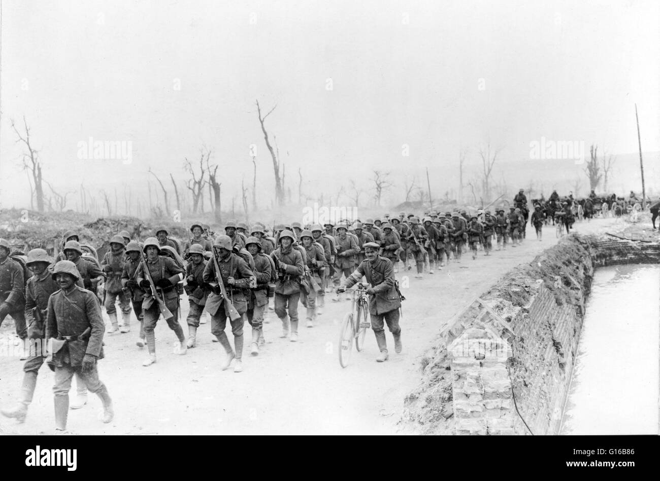 Reservas alemanas en Francia sobre la carretera a Albert, al este de Amiens, para mantener la ofensiva de primavera de Ludendorff vacilante. La ofensiva de primavera de 1918 fue una serie de ataques alemanes en el frente occidental durante la I Guerra Mundial, comenzando el 21 de marzo de 1918, la cual Foto de stock