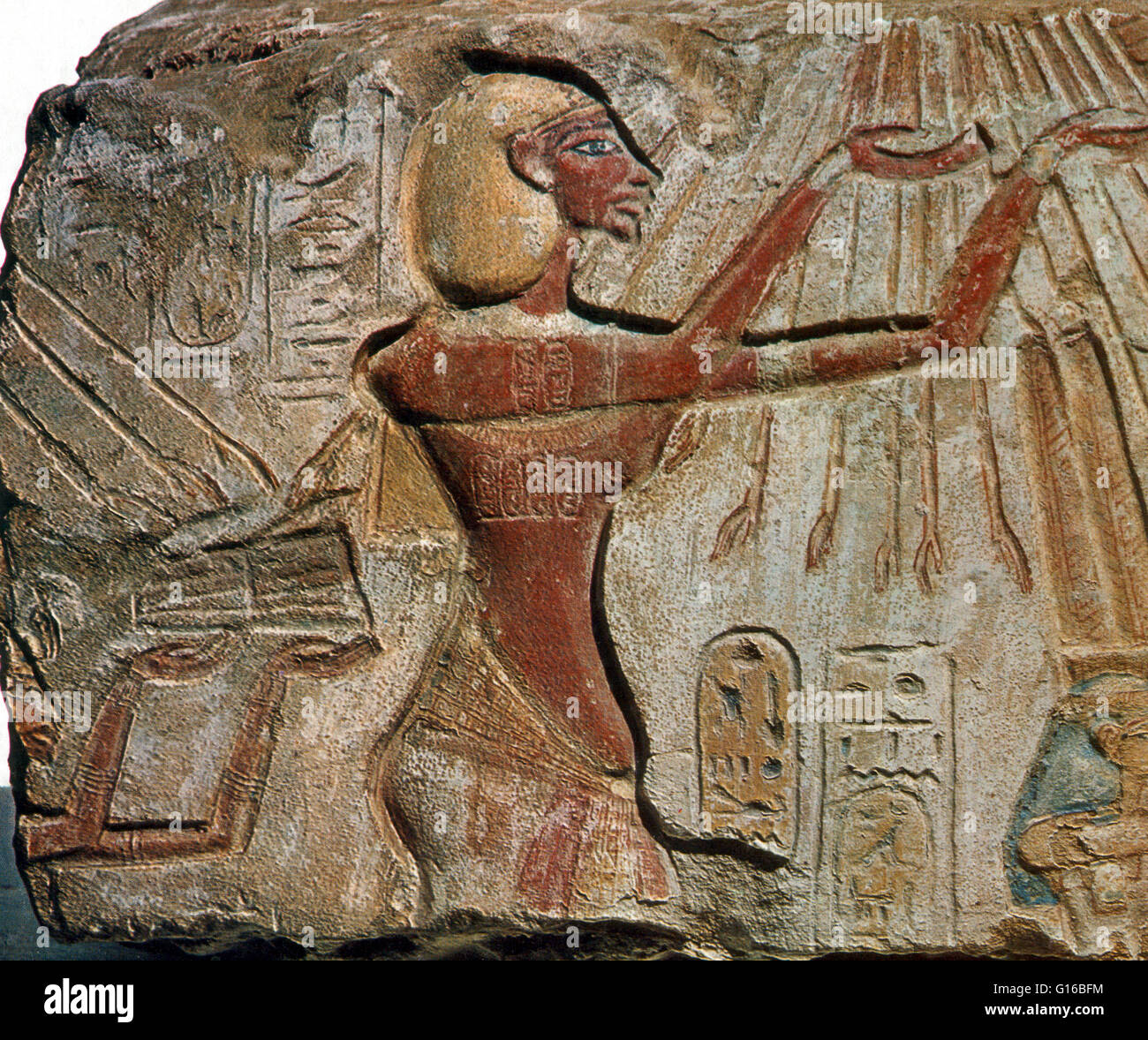 Título: "bajorrelieve, Akhenaton levanta las manos para adorar el sol, cuyos rayos descendente final en manos, circa 1372-54 BC'. Akhenaton, conocida antes del quinto año de su reinado como Amenhotep IV, fue un faraón de la decimoctava dinastía de Egipto que gobernó durante Foto de stock