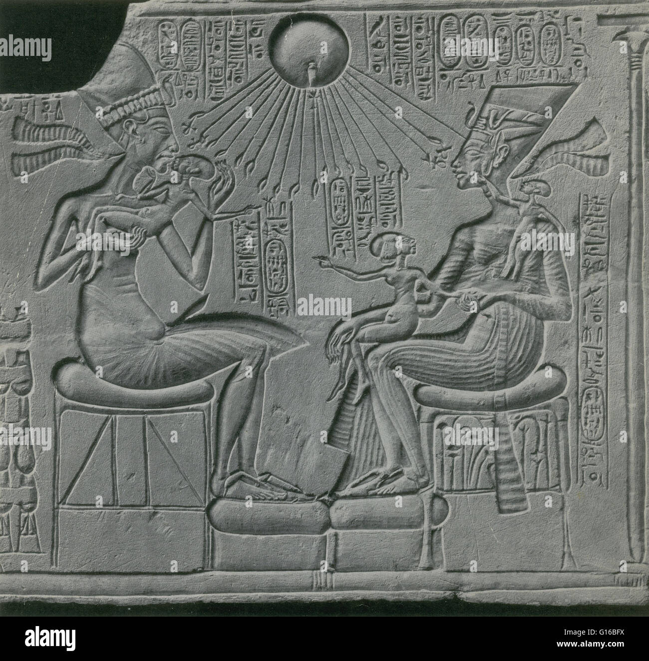 Título: "espejo de alivio de la Unk faraón egipcio Akhenaton, su esposa Nefertiti, y tres de sus hijas, con el dios sol Atón o Aton'. Akhenaton, conocida antes del quinto año de su reinado como Amenhotep IV, fue un faraón de la decimoctava dinastía de E Foto de stock