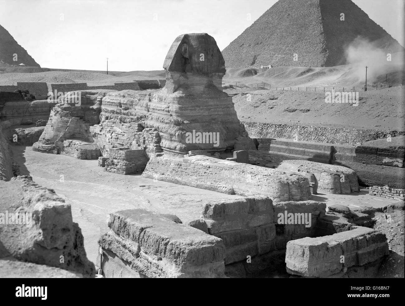 La Gran Esfinge de Giza es una estatua yacente de piedra caliza de una esfinge (una criatura mítica con el cuerpo de un león y una cabeza humana) que se encuentra en la ribera occidental del Nilo. Es el mayor monolito estatua en el mundo, de pie, 241 pies de largo, 63 metros de ancho, Foto de stock