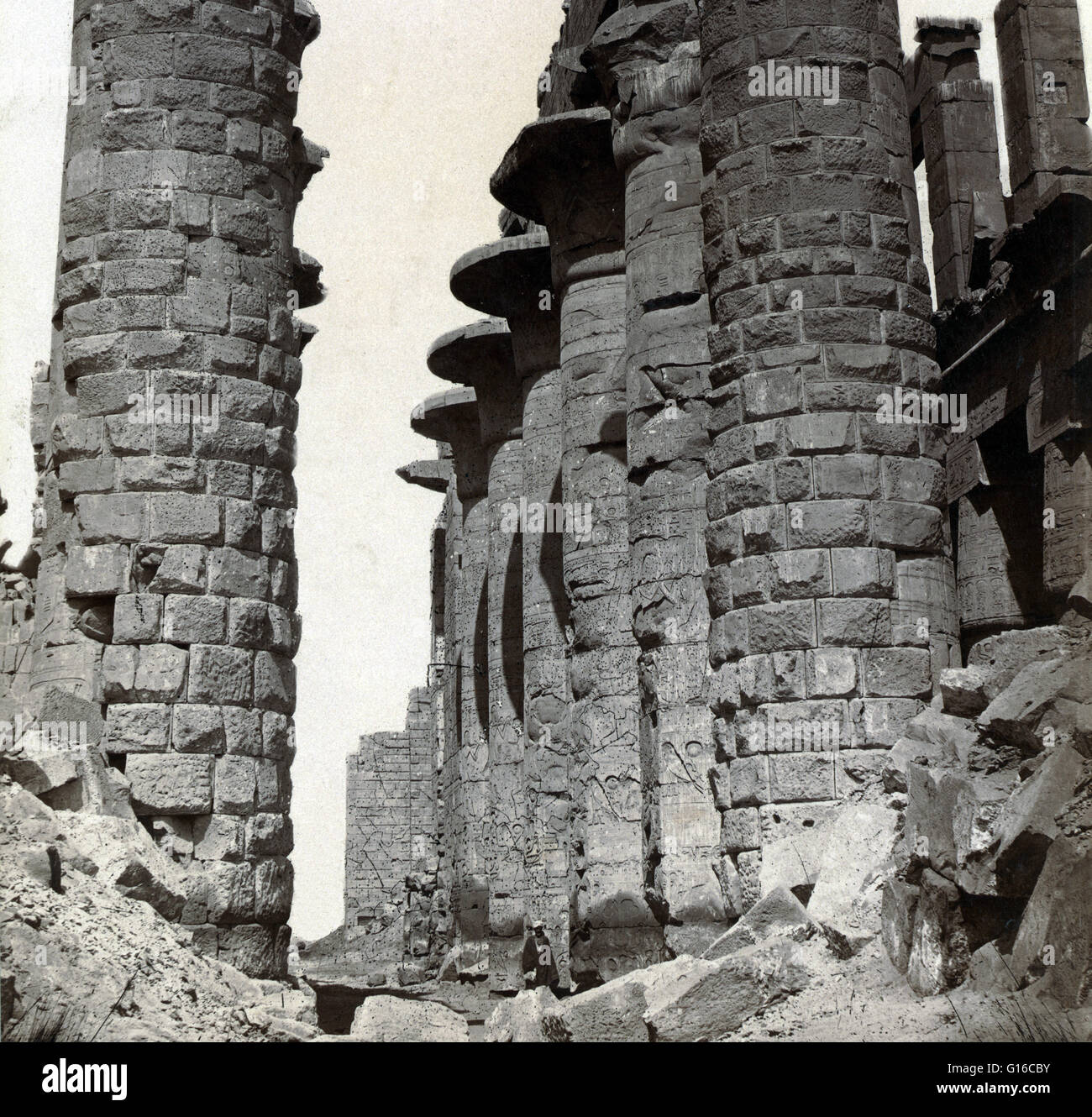 Colonnade construida en hypostyle desde el sur, Tebas, fotografiado por Maison Bonfils, circa 1867-1885. La gran sala hipóstila salen de Karnak, ubicado dentro del complejo del templo de Karnak, en el recinto de Amon-Re, es uno de los monumentos más visitados de Foto de stock