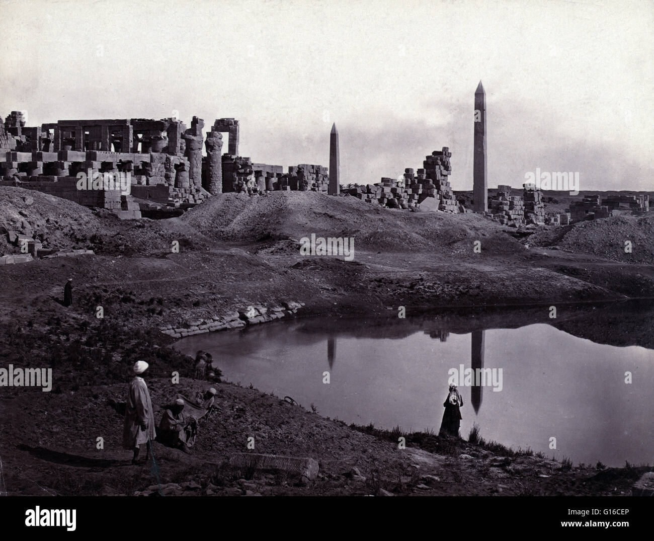 Titulado: "Las ruinas de la Gran Sala y dos obeliscos. Carnac." La gran sala hipóstila salen de Karnak, ubicado dentro del complejo del templo de Karnak, en el recinto de Amon-Re, es uno de los monumentos más visitados del Antiguo Egipto. Fue construido alrededor del diecinueveavo Egy Foto de stock