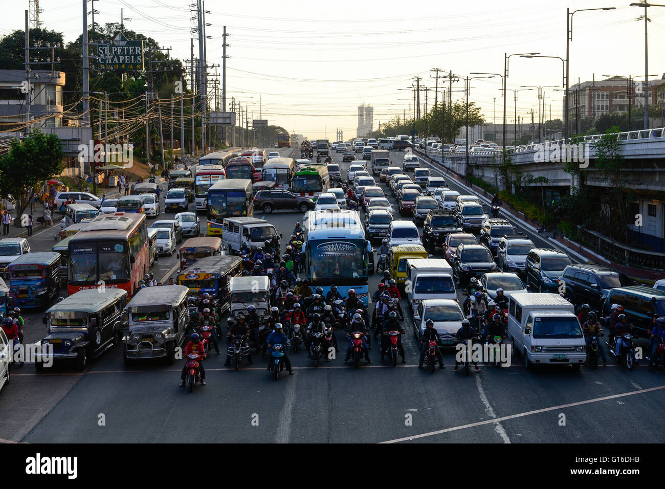 Filipinas, Manila, el tráfico pesado en la Ciudad de Quezón durante rush hour / PHILIPPINEN, Manila, Verkehr en Quezón City Foto de stock