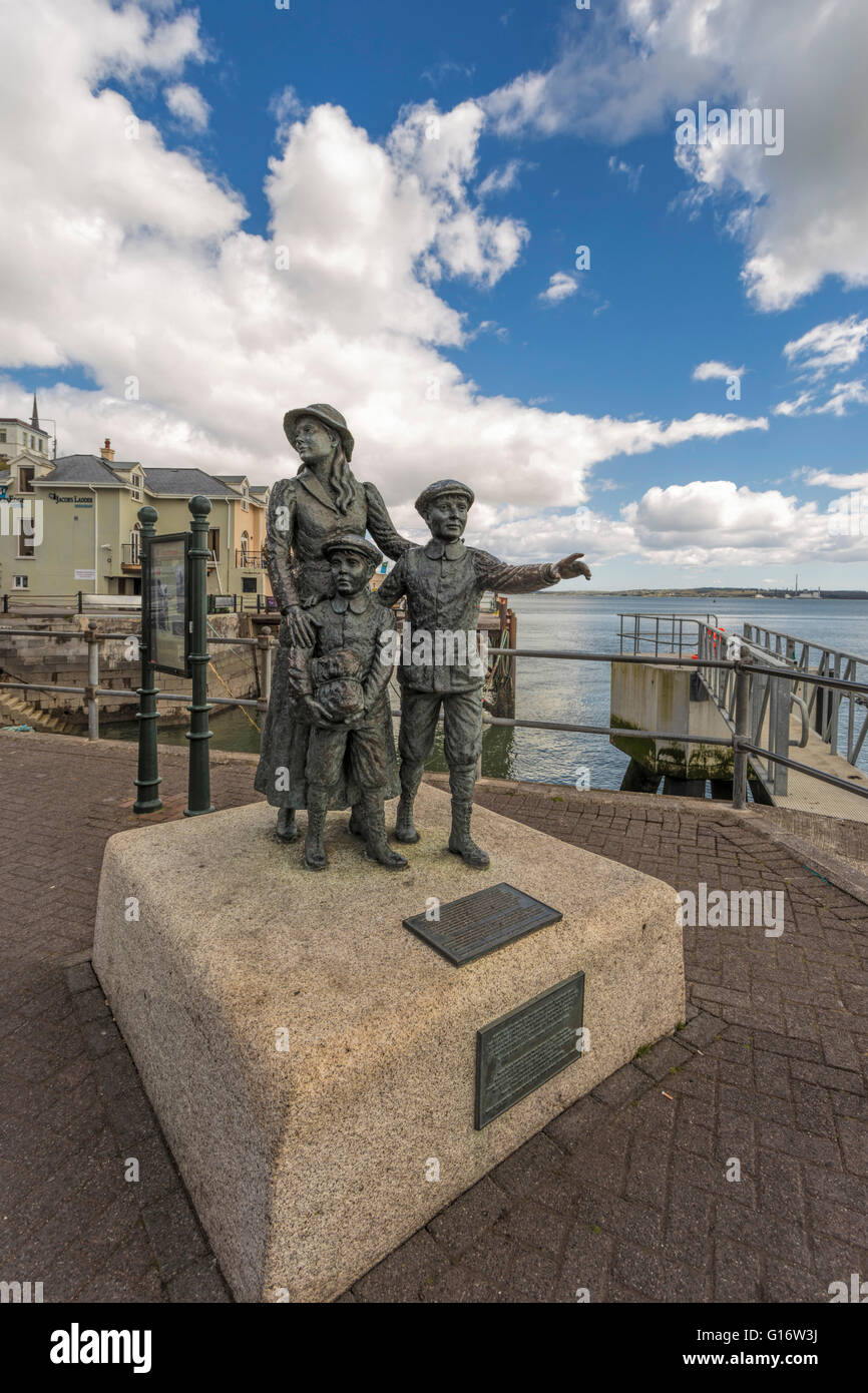 Cobh, Irlanda: estatua en la costanera de Annie Moore, quien fue la primera persona en ser admitido en los Estados Unidos de América. Foto de stock