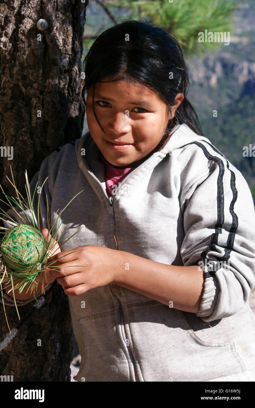 Creel, México - Octubre 9, 2014: Los indígenas tarahumaras chica es visto portando tradicional traje brillante en Barrancas del Cobre, Chihuahua, México en octubre Foto de stock