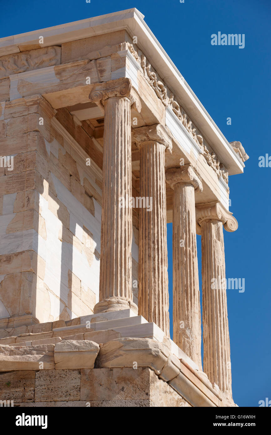 Acrópolis de Atenas. El Templo de Atenea Nike. Grecia. Vertical Fotografía  de stock - Alamy