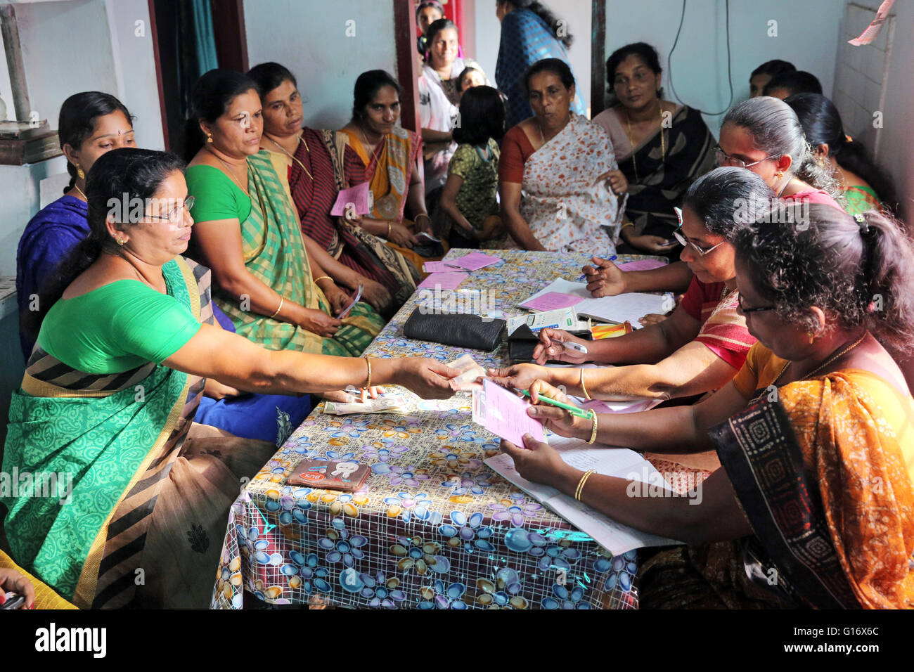 Las mujeres de un préstamo de micro-finanzas-grupo de autoayuda, reunión de ahorro y préstamo de la comunidad Peermade Development Society PDS. Peermade, Kerala, India Foto de stock