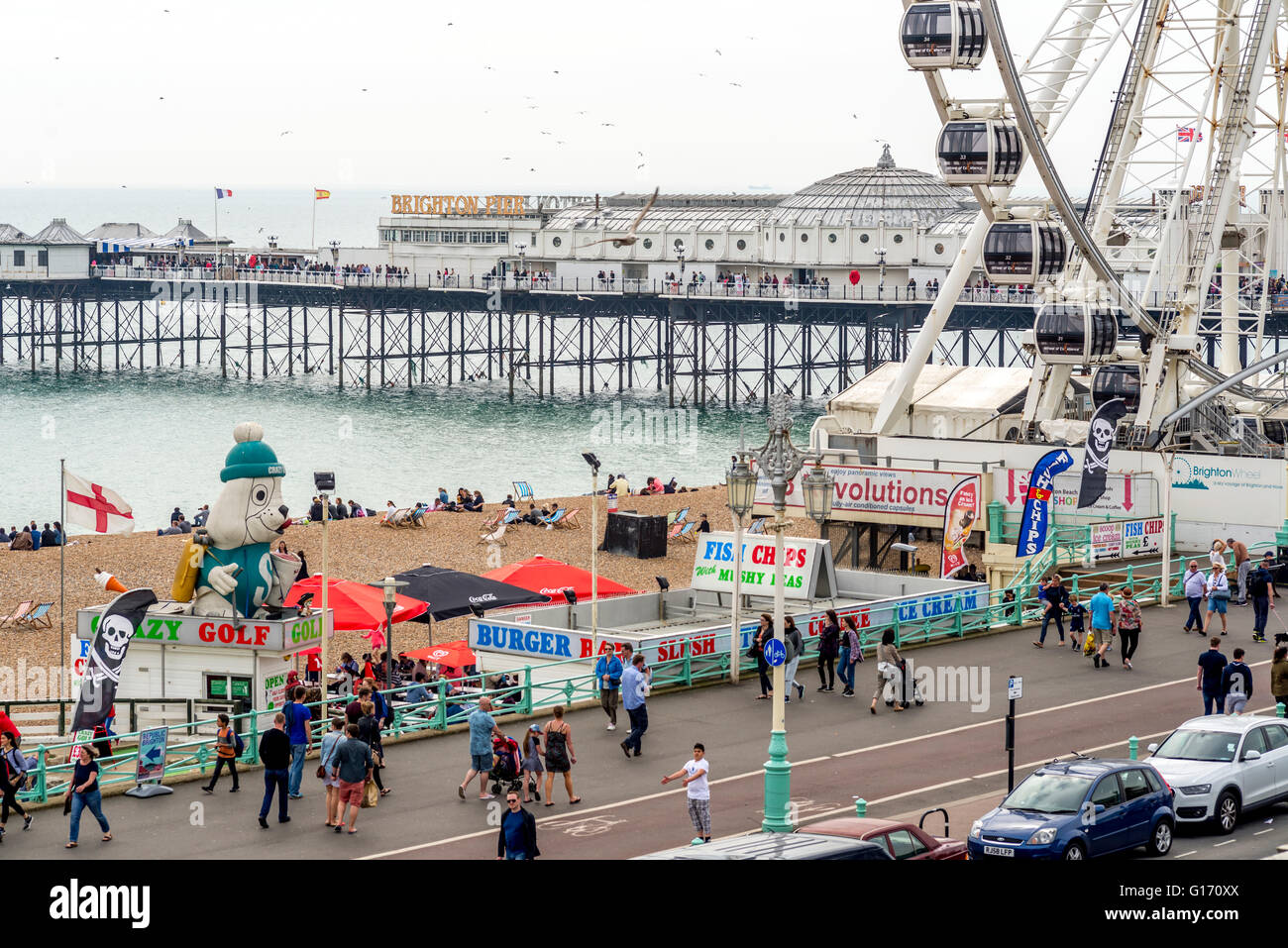 Vista de Brighton Brighton Pier y rueda en un soleado día de primavera Foto de stock