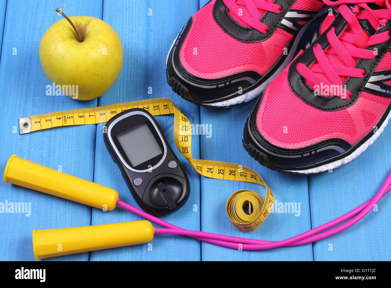 Medidor de glucosa, calzado deportivo, Apple y accesorios para hacer  ejercicios o deporte, diabetes, un estilo de vida sano y activo Fotografía  de stock - Alamy