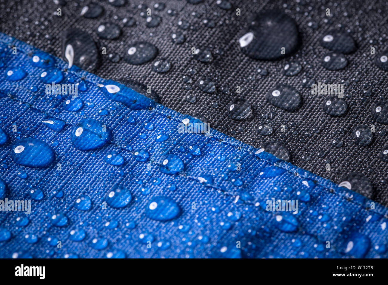 Las gotas de agua de lluvia en tejido impermeable y fibra Foto de stock