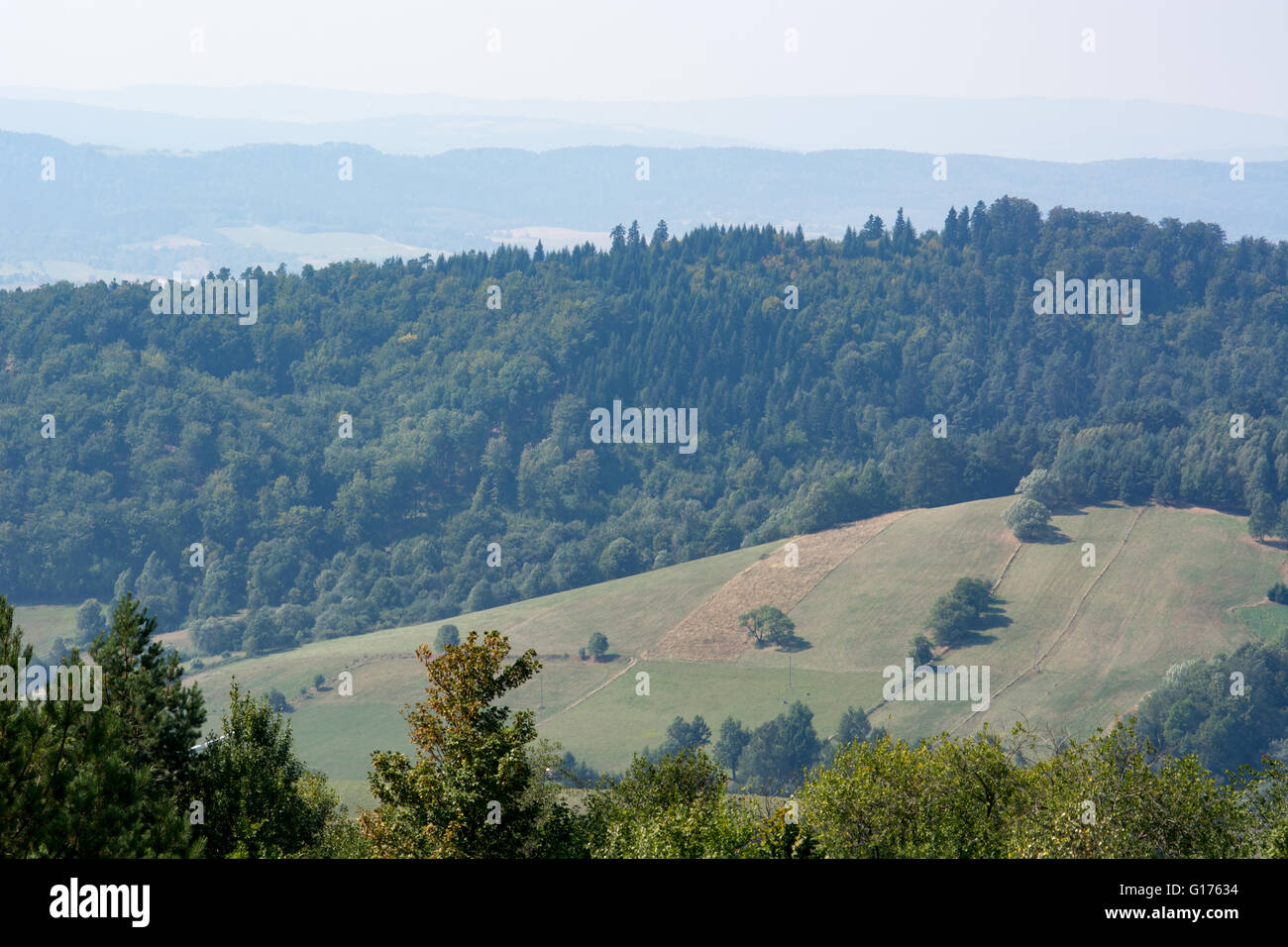 Hermosa vista de las montañas Bieszczady en Polonia - perspectiva aérea Foto de stock