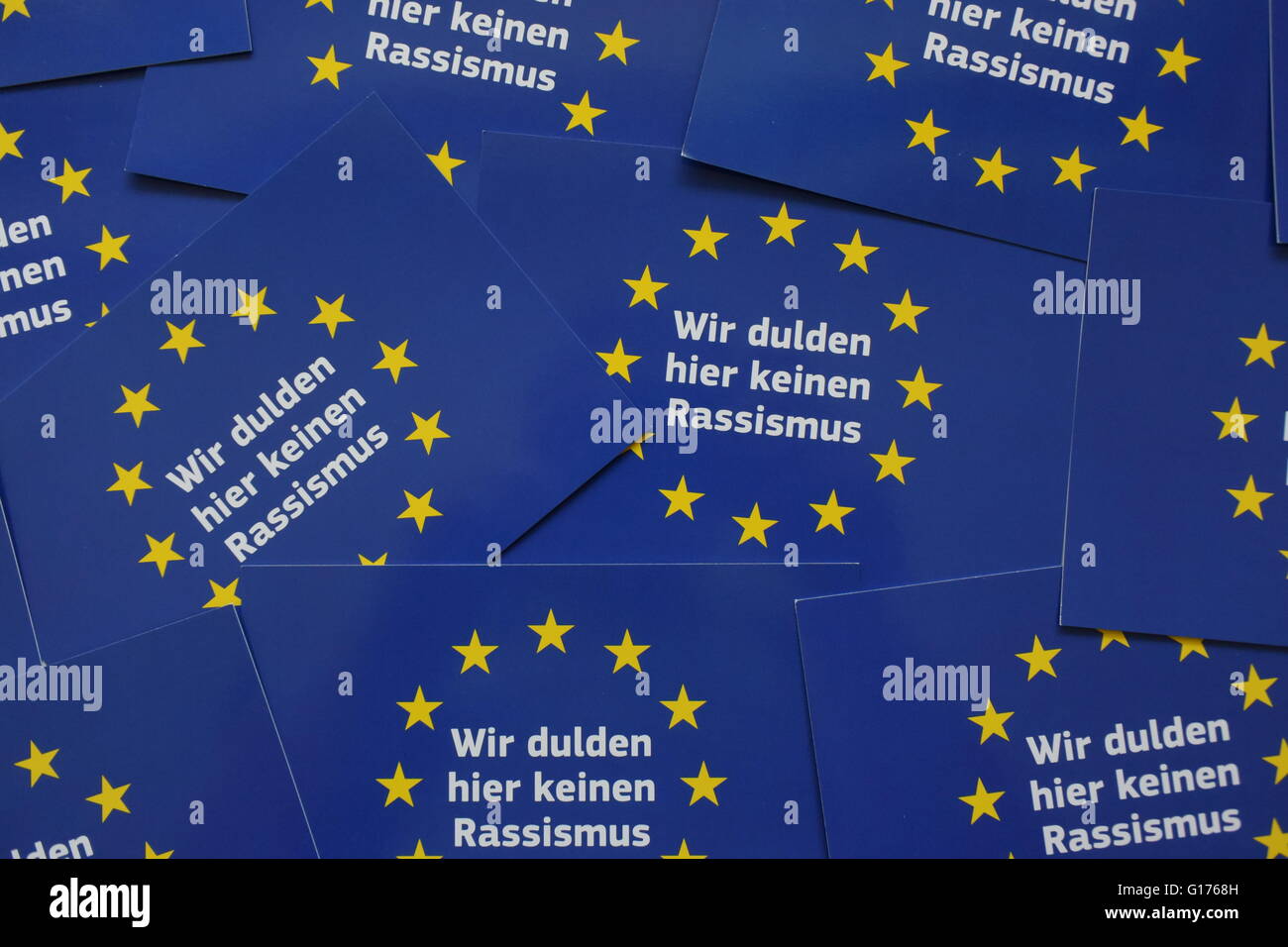 Publicidad postales de la Comisión Europea contra el racismo en Europa. Foto de stock
