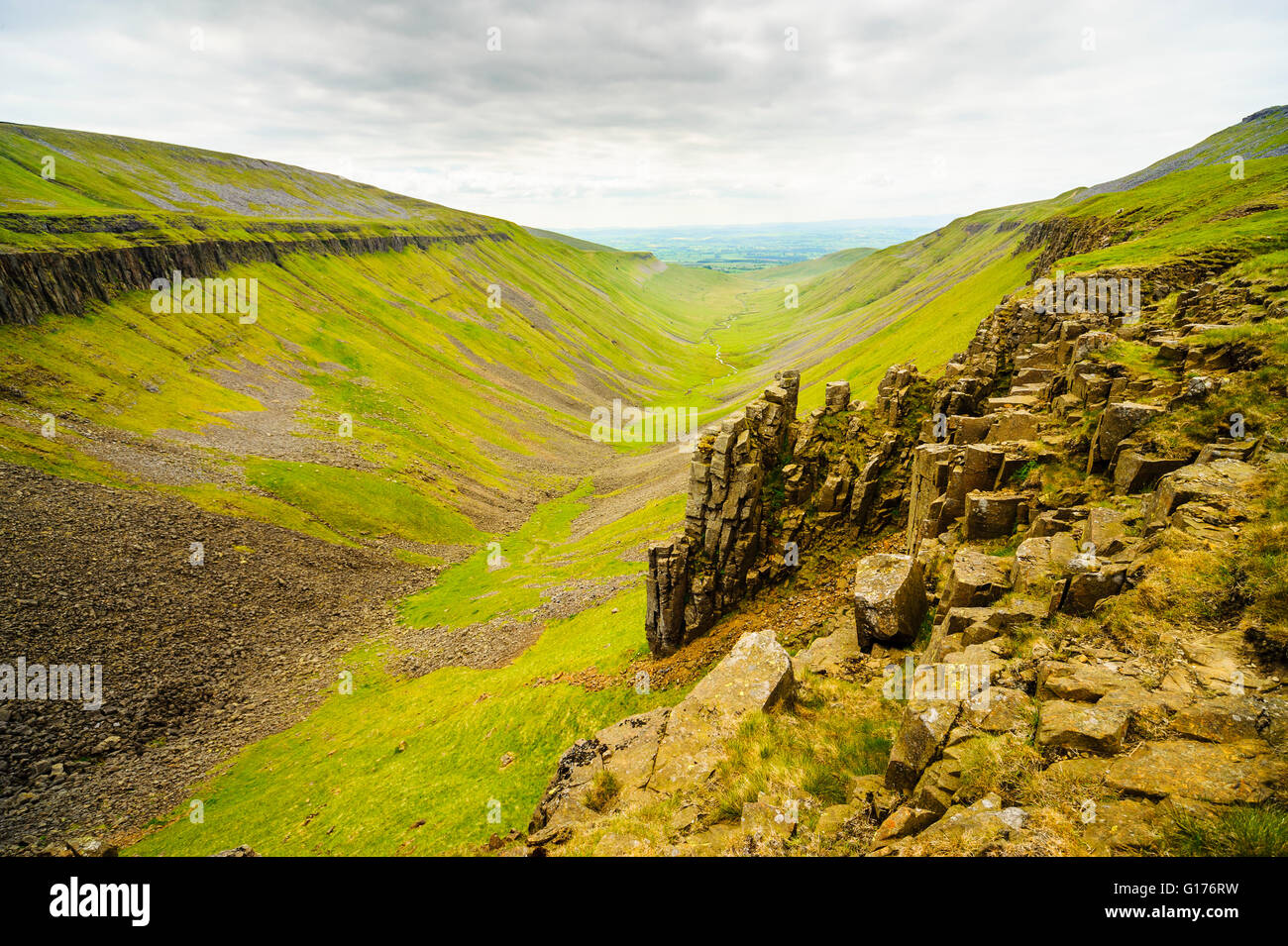 Taza alta un paisaje espectacular característica en Los Peninos del Norte por encima del valle de Eden Cumbria Foto de stock