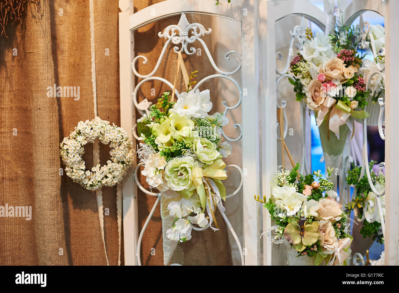 La decoración de flores en la ceremonia de la boda en restaurante. Foto de stock