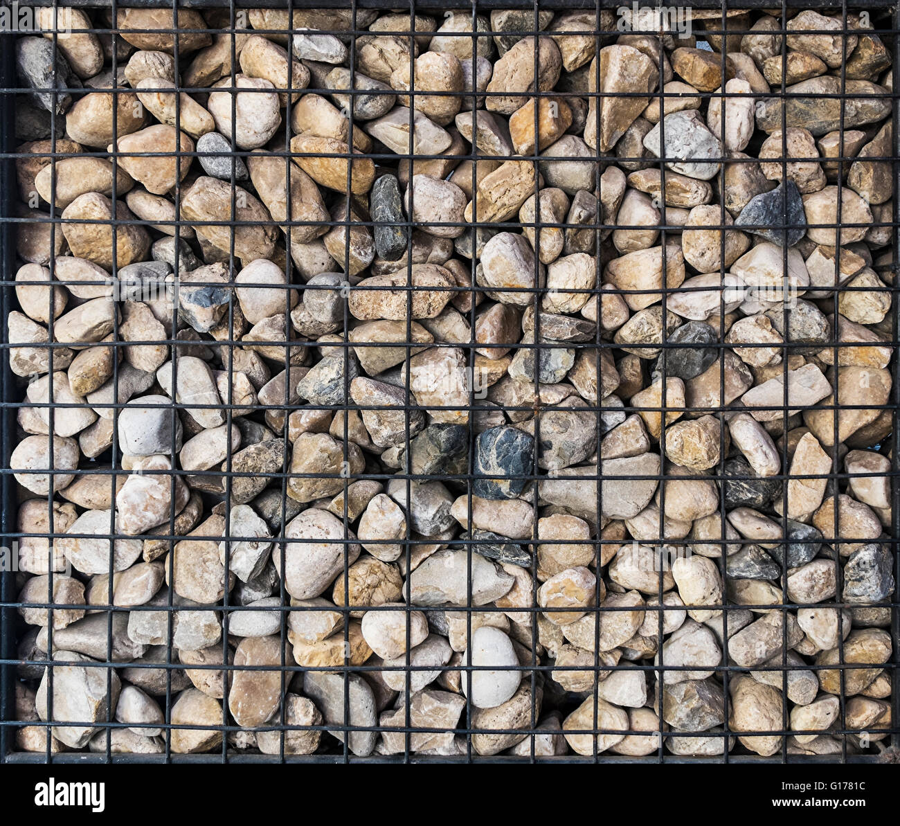 Piedras de canto rodado en malla de hierro Fotografía de stock - Alamy