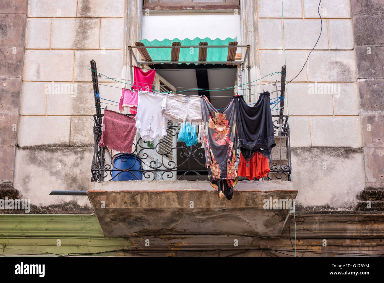 Servicio de lavandería en el balcón de un edificio antiguo, La Habana Vieja, Cuba Foto de stock