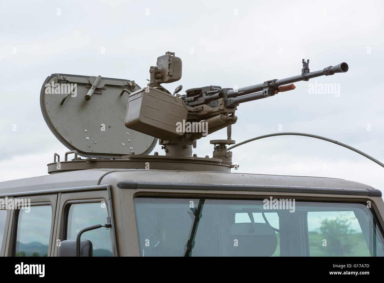 Vehículo militar con ametralladora pesada. Growler - Un vehículo huelga luz transportable internamente. Utilidad de la luz, la luz huelga Foto de stock