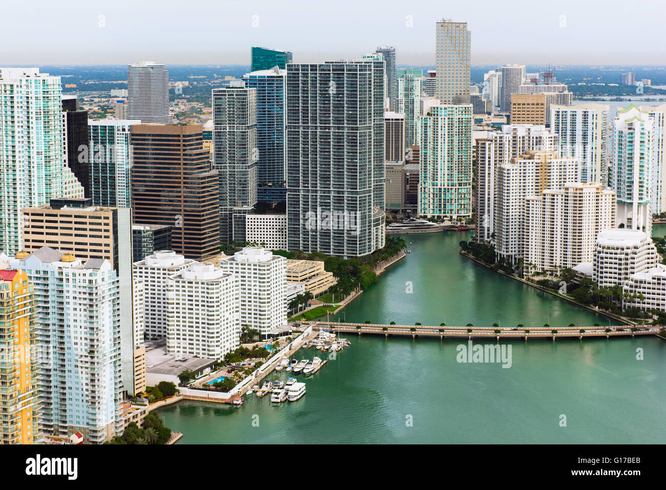 Rascacielos y puentes, Brickell, el Centro de Miami, Florida, EE.UU