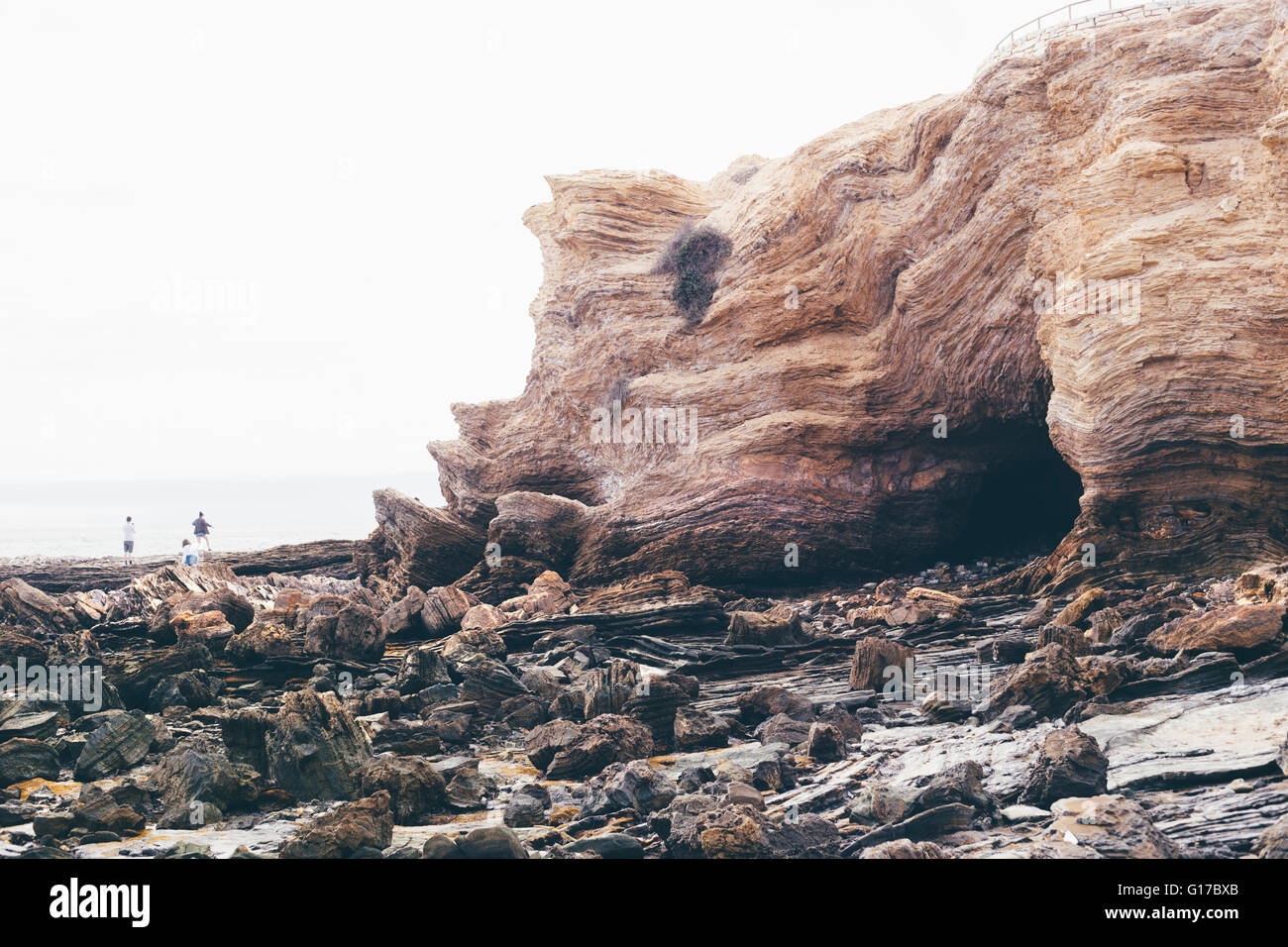 Vista lejana de la gente en la playa rocosa, Crystal Cove State Park, Laguna Beach, California, EE.UU. Foto de stock