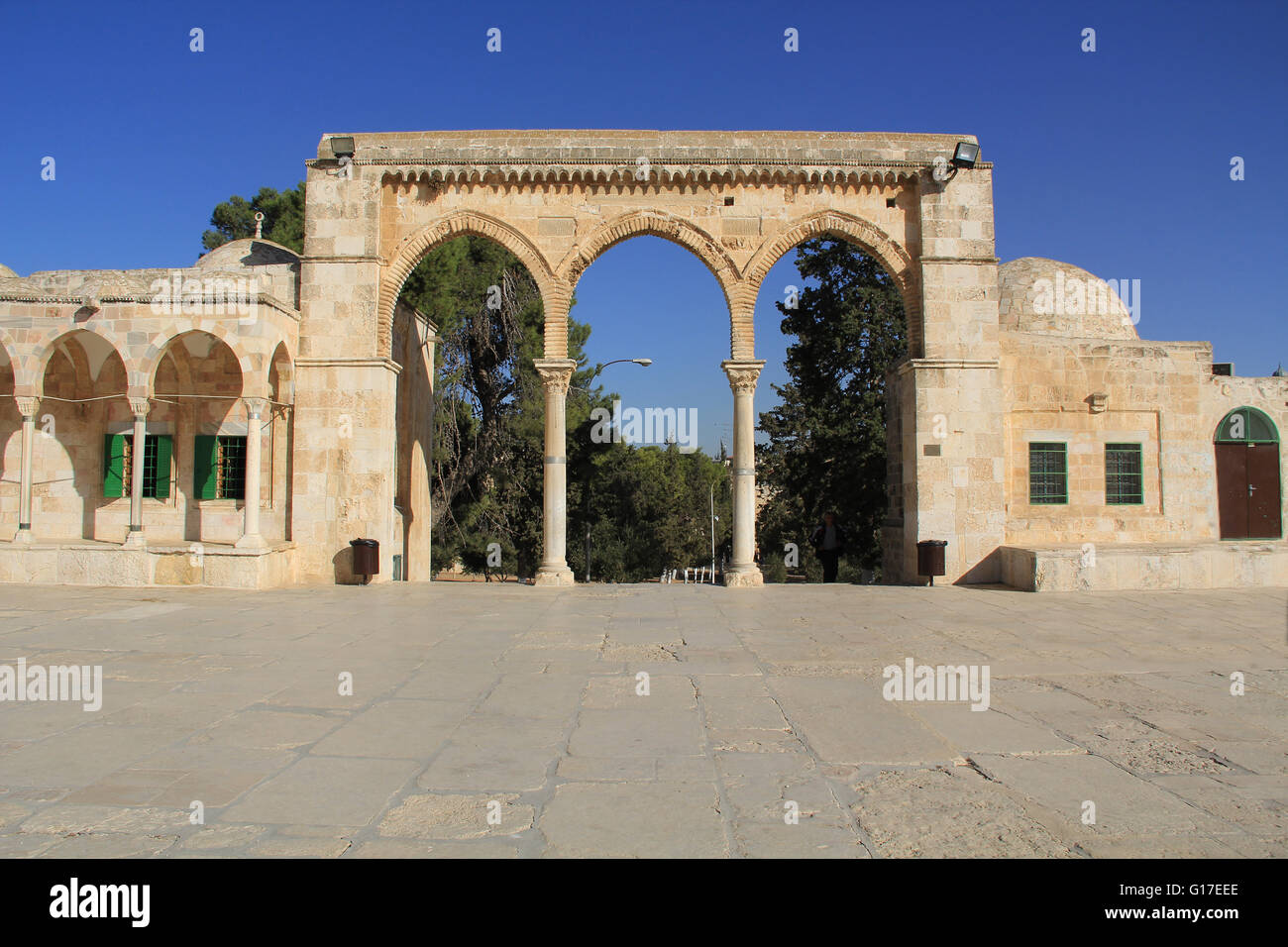 Colonnade arqueado y pequeño edificio junto a la plaza en el Monte del Templo en Jerusalén, Israel. Foto de stock