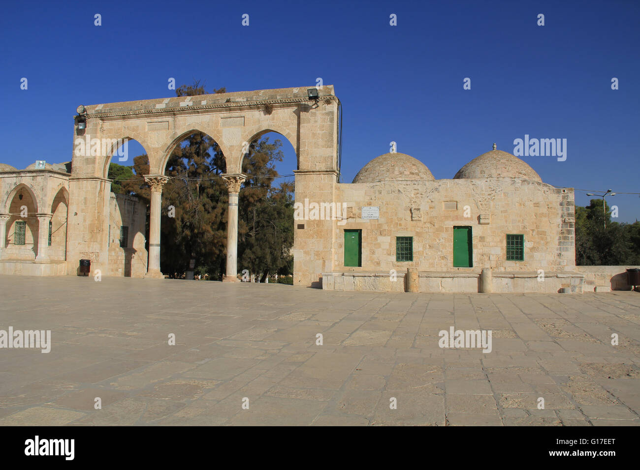 Colonnade arqueado y pequeño edificio junto a la plaza en el Monte del Templo en Jerusalén, Israel. Foto de stock