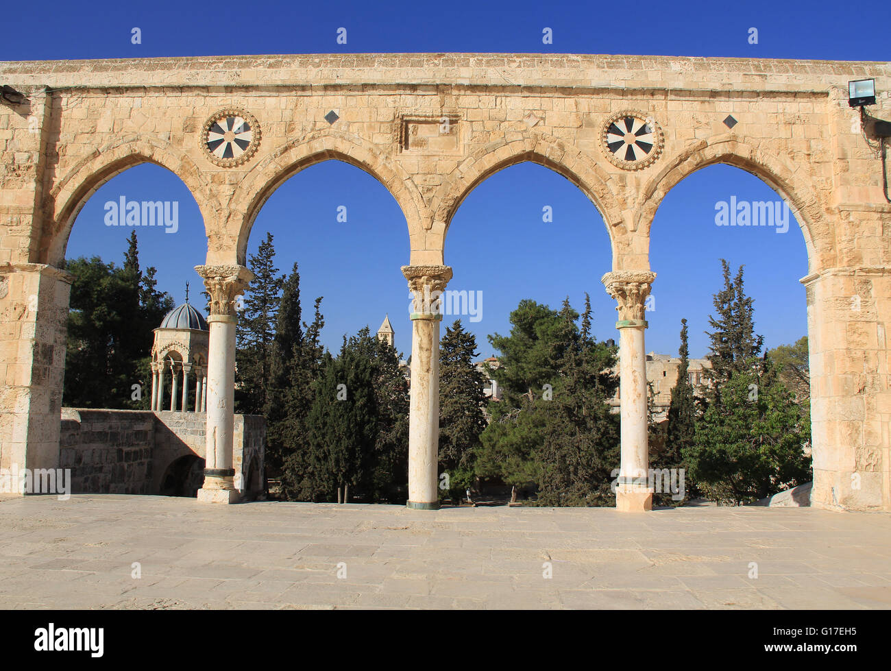 Colonnade arqueada por la plaza en el Monte del Templo en Jerusalén, Israel. Foto de stock