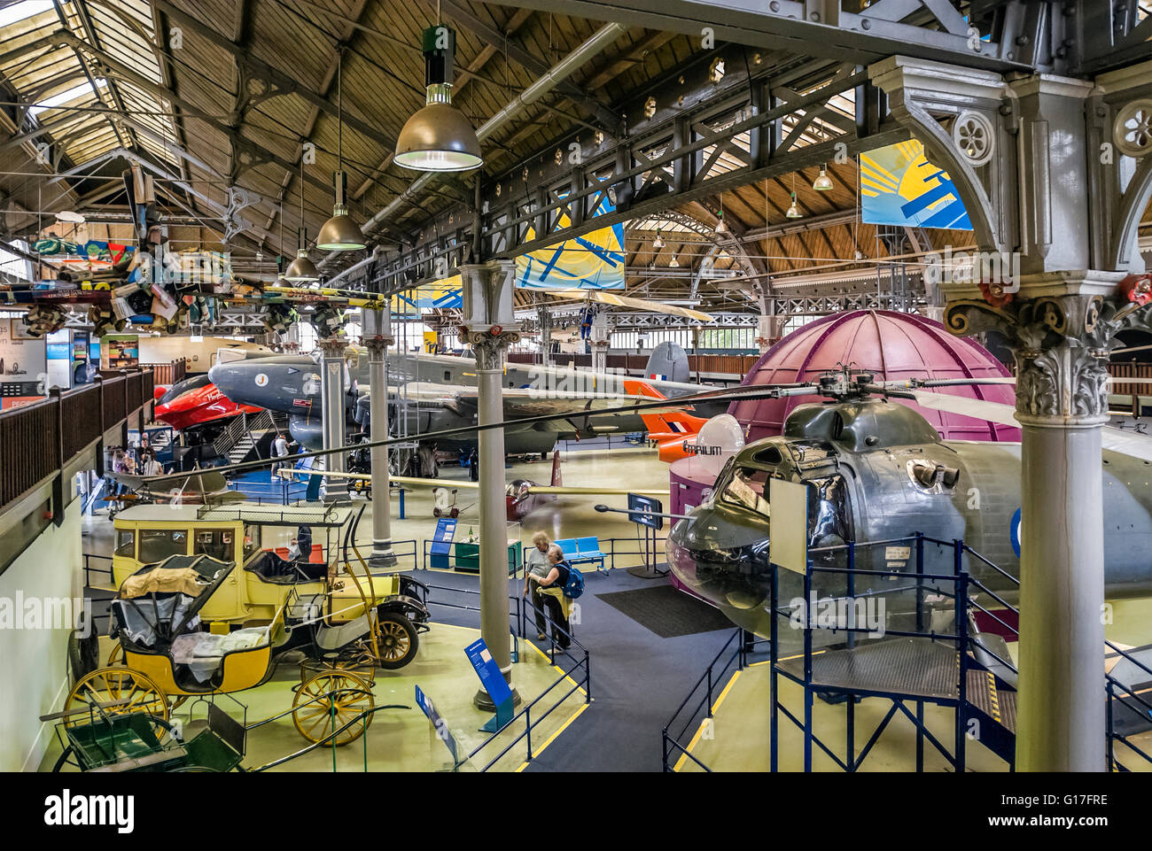 Aviones y vehículos en exhibición el Air & Space Hall, en el Museo de Ciencia e Industria de Manchester (MOSI), Inglaterra. Foto de stock