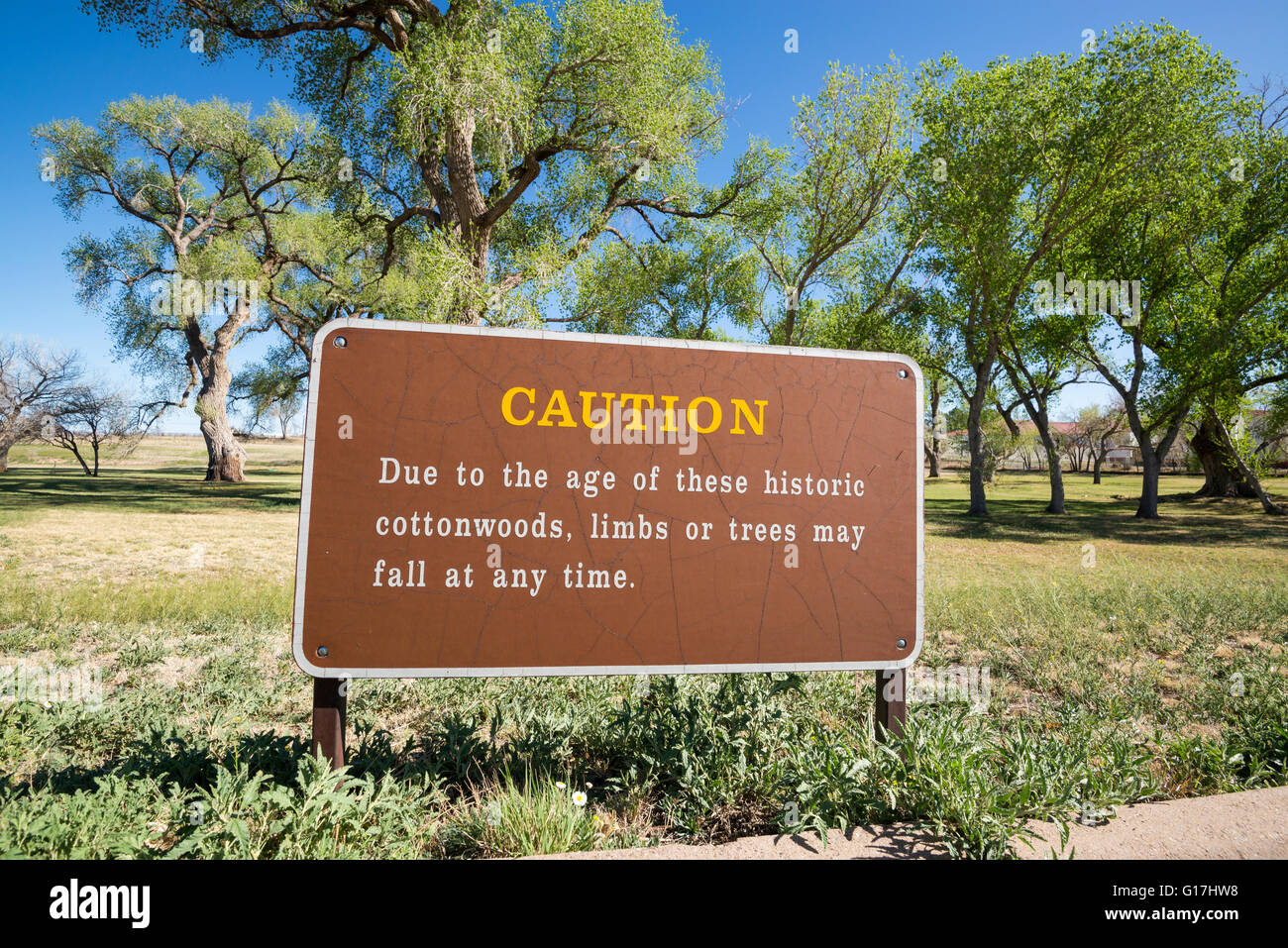 Caída de árbol de extremidad y señal de advertencia, el Sitio Histórico Nacional de Fort Davis, Texas Oeste. Foto de stock