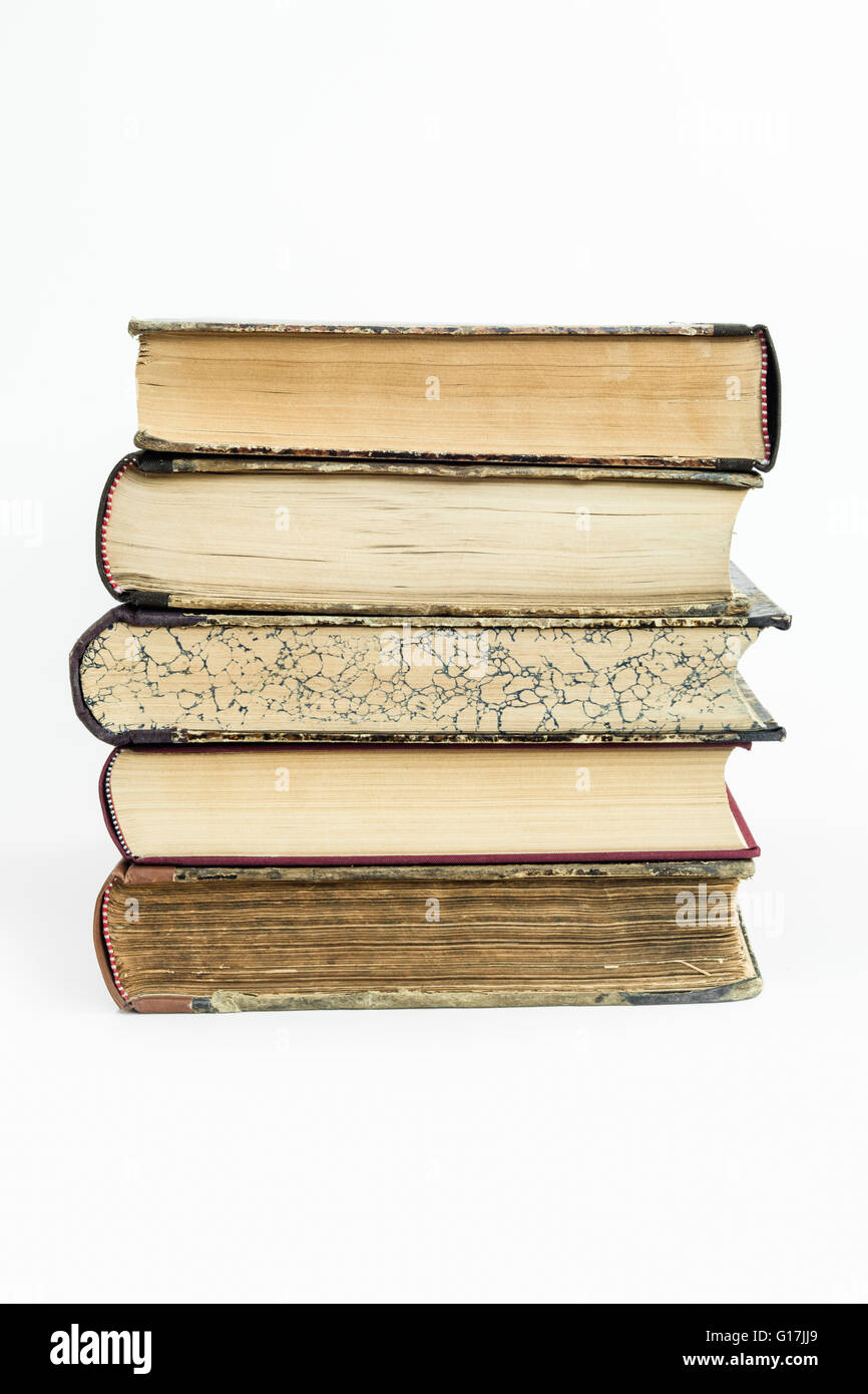 Grupo de antiguos libros con fondo blanco aislado Foto de stock