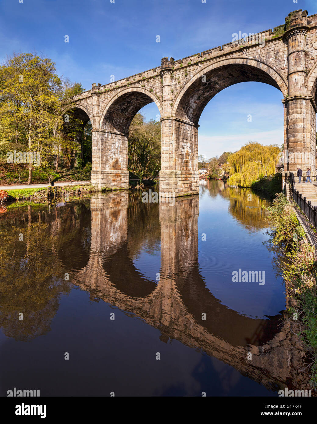 Knareborough viaducto y el Río Nidd, Knaresborough, North Yorkshire, Inglaterra, Reino Unido. Foto de stock