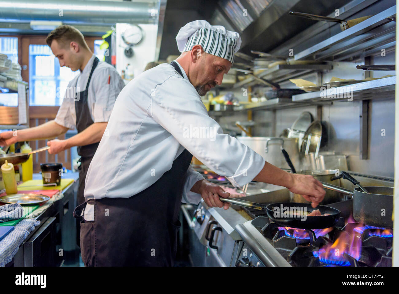 Los chefs preparando la comida en el restaurante italiano tradicional cocina Foto de stock