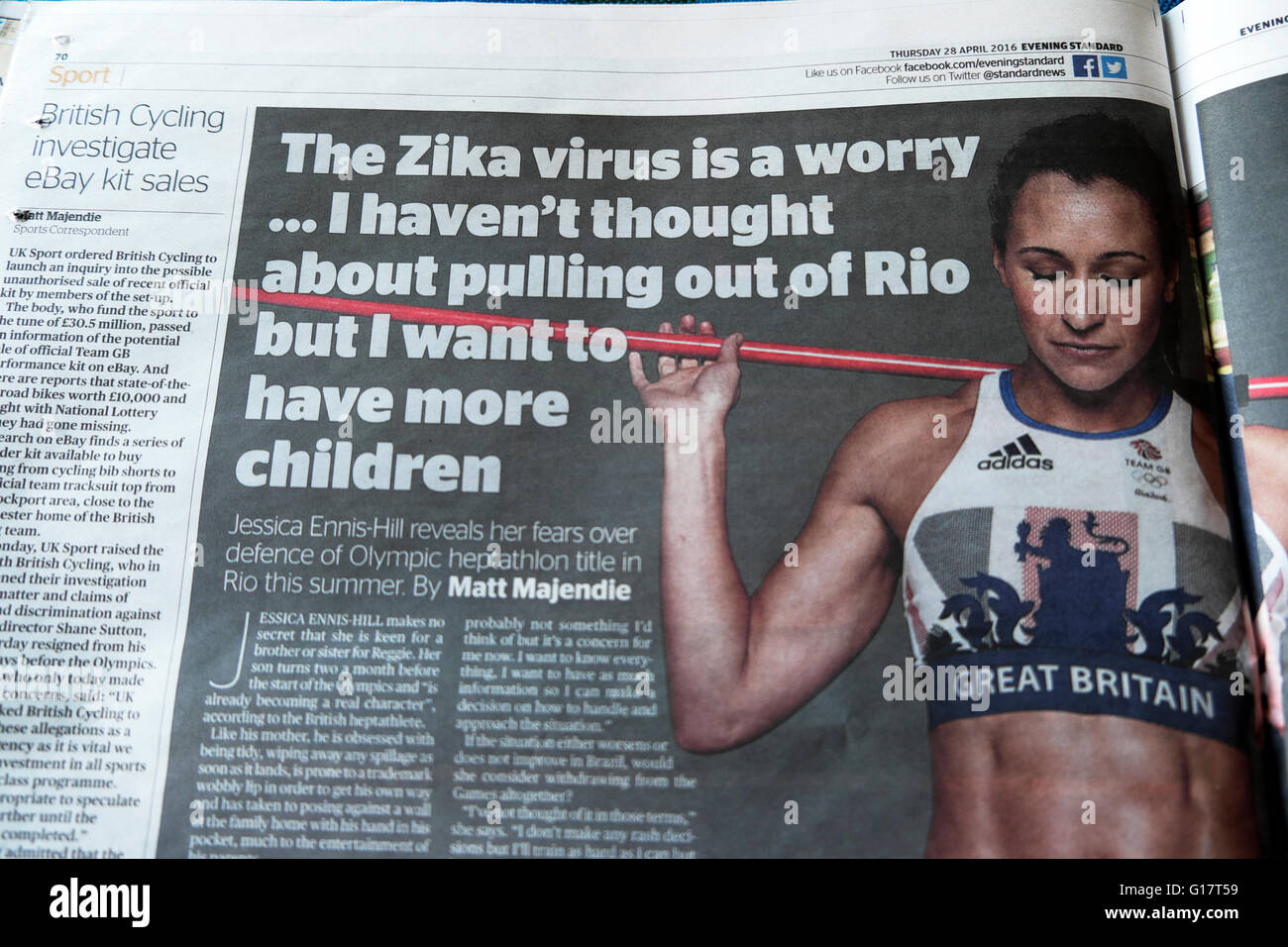 Jessica Ennis artículo sobre Rio juegos y Zika Virus en el periódico Evening Standard 28 de abril de 2016, Londres, Gran Bretaña. Foto de stock